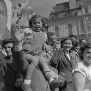 Demonstration zum Jahrestag der Befreiung von Faschismus am 9. September 1957 im Stadtzentrum Sofias