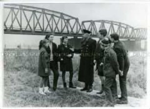 "Junge Historiker" mit einem sowjetischen Offizier an der Torgauer Brücke