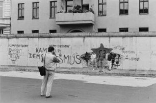 Erinnerungsfoto an der ehemalige Staatsgrenze zu Westberlin/Berliner Mauer