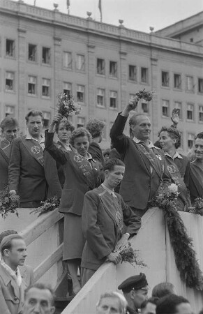 Die Politikertribüne bei einer Parade anlässlich des II. Deutschen Turn- und Sportfestes