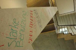 Lesezeichen-Flyer über die Treppengeschosse im Foyer