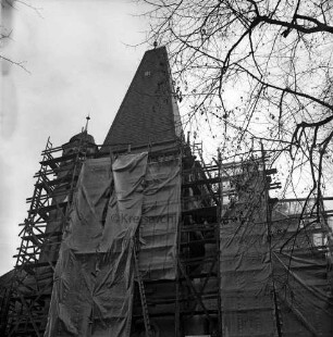 Herrenhaus [Schloss Tremsbüttel]: Teilansicht: Restaurierung der Außenfassade: Turm mit Gerüst, Bauplanen, Leitern: rechts oben Zweige eines Baumes