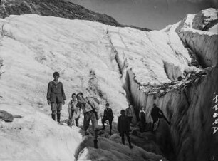 Gletscherspalte : Jungen wandern auf einem Gletscher entlang