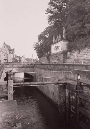 Erlangen, Schleuse : Erlangen. Schleuse im Ludwigskanal. Blick zum Unterbecken
