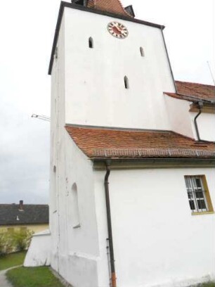 (Sankt Jakobus der Ältere)-Kirchturm von Norden (frühgotischer Chorturm mit Turmchor) mit Lanzettfenstern sowie Sakristei (modern überarbeitet)