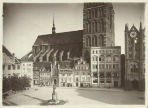 Stralsund.Rügen. Alter Markt. Im Hintergrund die 1276 erstmals urkundlich erwähnte Kirche St. Nikolai, errichtet im Stil der Backsteingotik. Rechts am Bildrand das gotische Rathaus mit seinem Schaugiebel. Im Bildvordergrund das 1904 geschaffene Lambert-Steinwich-Denkmal.