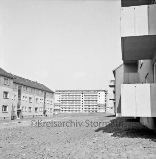 Klosterbergen: Bogenstraße: rechts und links dreigeschossige Wohnblocks: vorn Bauschutt: dahinter in der Mitte unbefestigte Außenanlage: hinten Mitte achtgeschossiges Punkthaus vor Fertigstellung