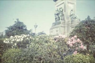 Unabhängigkeitsdenkmal : Zweiter Weltkrieg. Niederlande unter deutscher Besatzung. Den Haag. Unabhängigkeitsdenkmal (1863-1869; J. Jaquet). Sockel mit Figurengruppe und weiblicher allegorischer Sitzfigur