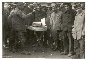 Fotos aus dem Kriegsgefangenenlager Puchheim: Nr. 20: Franzosen beim Spiel