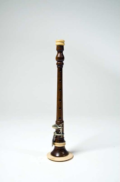 Oboe with conical tube with finger holes