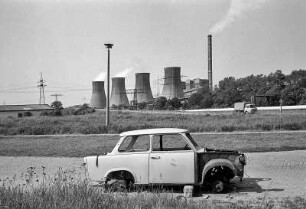 Deutsch-polnische Grenze, 1992. VEAG-Kohlekraftwerk in Hagenwerder, davor ein ausgeschlachteter PKW Trabant
