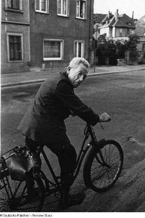 Erich Borchert, Vater des Fotografen Christian Borchert, auf seinem Fahrrad
