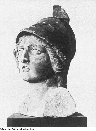 Kopf der Athene : Rietschel, Ernst. Kopf der Athene. Original vom Nordgiebel des Königlichen Hoftheaters in Dresden. Sandstein. Um 1838/1841. Schrägansicht nach links. Bautzen: Stadtmuseum