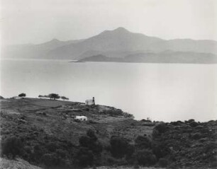 Samos, Landschaft mit kleinem Kirchlein bei Potani mit Blick auf die türkischen Berge