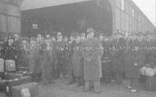 Selbstversenkung des Hochseepassagierdampfers "Columbus" am 19. Dezember 1939, während der Überführung von Besatzungsangehörigen vom Internierungslager auf Ellis Island in das Internierungslager auf Angel Island, Kalifornien, hier wartend am Hafen für den Umstieg vom Zug auf einen Dampfer