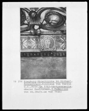 Annoschrein — Dach mit Szenen aus dem Leben des heiligen Anno — Dachschräge der Märtyrerseite — Dachrahmen mit vegetabilen Ornament und Portraitplättchen von Heiligen — Plättchen mit Heiligem