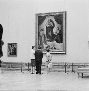 Die Sixtinische Madonna : In der Gemäldegalerie Alte Meister: Besucher vor der Sixtinischen Madonna von Raffael