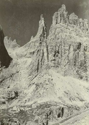 Italien. Dolomiten. Rosengartengruppe. Gart'l-Schlucht und Vajolettürme mit Vajolethütte (1898/1901)