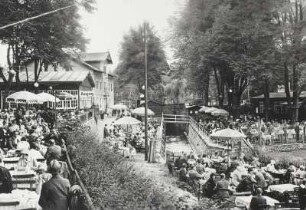 Dresden. Gasthof zur Haidemühle : Dresden-Neustadt. Gasthof zur Haidemühle. Gästegarten mit Tiergehege und Prießnitz gegen die Straßenbrücke. Ansicht von Südosten