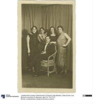 Porträt der Alice Schippert, Ditta Steinthal, Gertrud Snell, Frau Blumann und Herrn Dr. Blumann