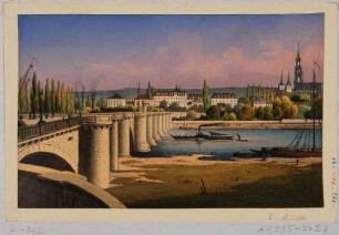 Die Eisenbahnbrücke (Marienbrücke) in Dresden, Blick von der Altstäder Seite nach Nordosten über die Elbe mit Schiffen auf die Neustadt mit der Dreikönigskirche (ganz rechts)