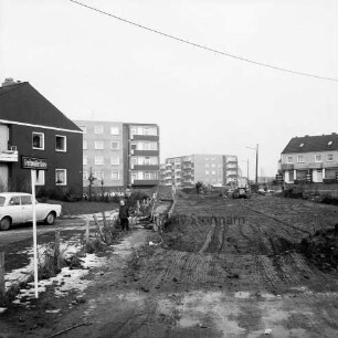 Greifswalder Kehre: Straßenbauarbeiten im Winter, an den Seiten Wohngebäude: Blick nach Westen