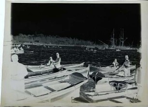 Hafen, verzierte Ruderboote warten auf Kundschaft
