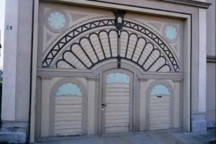 kunstvoll gestaltetes Hoftor mit Personenpforte