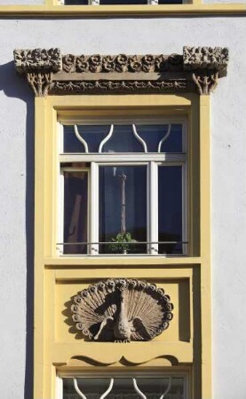 Fensterrahumung mit Pfau und vegetabilem Ornament
