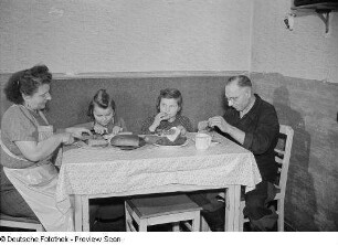 Kinder mit Eltern beim Essen