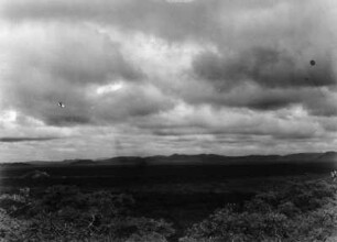 Landschaft Sambias : Blick über eine Landschaft Sambias, die geprägt ist von einigen Hügeketten und dem Öunsemfwa-Fluss.