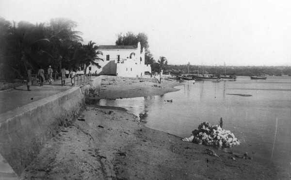 Baie de Mikindani avec l'ancien Boma