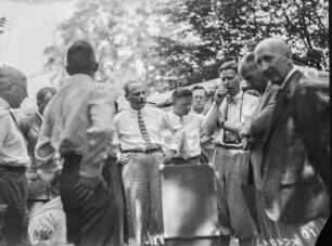 Hans Schomburgk vor der Abreise : Hans Schomburgk im Kreise von Expeditionsteilnehmern (?) vor der Abreise, 1931