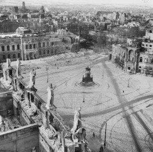 Dresden. Blick vom Turm der Katholischen Hofkirche auf den Theaterplatz