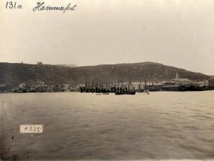 Hammerfest. Blick von einem Schiff zum Hafen mit Kuttern