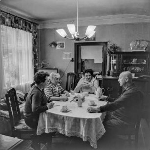 F-F 65 : Familientreffen im Wohnzimmer mit dem Fotografen Kurt Heine (1906-1986)