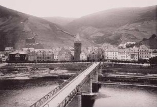 Bernkastel, Stadtansicht : Bernkastel. Blick nach Osten über die Straßenbrücke über die Mosel auf die Stadt