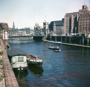 Hamburg. Hafen. Speicherstadt mit Brücke