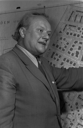 Herbert Schneider (1903-1970; Architekt, Stadtplaner) vor dem Bebauungsplan Dresden-Striesen mit Wohnkomplexzentrum Borsbergstraße (1955-1958; Beginn der Großblockbauweise)
