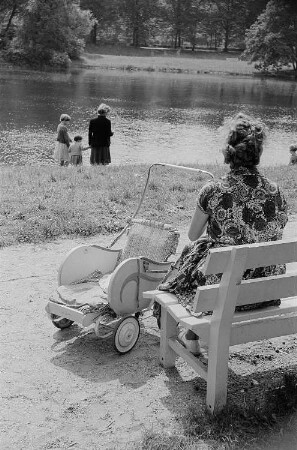 Eine Mutter mit ihren Kindern im Park an der Weißen Elster