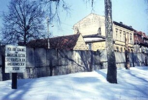 Grenzmauer und Sektorenschild an der Enklave Klein-Glienicke