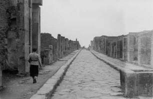 In Pompei : Frau in einer Straße der Ruinenstadt Pompei