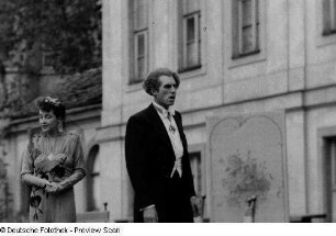 Porträt Dorothea Wiecks vor dem Gohliser Schlößchen