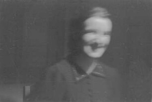 Zweiter Weltkrieg. Auf Heimaturlaub. Junges Mädchen (wohl aus der Familie des Fotografen)