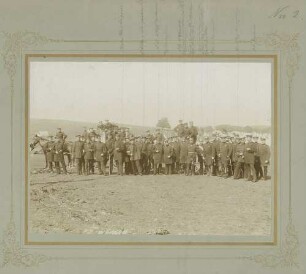 Offiziere des Regiments (ca. fünfundvierzig Personen) auf dem Truppenübungsplatz Münsingen, im Hintergrund Soldaten, auf Pferdewagen