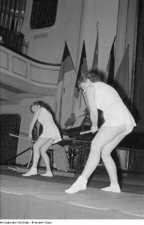 Auftritt einer Gymnastikgruppe in der Kongresshalle