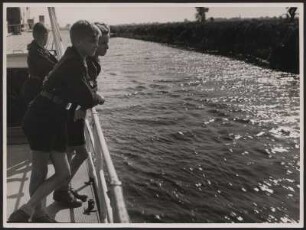 Mit dem HJ-Schulschiff "Hans Schemm" auf der Fahrt durch Mecklenburg