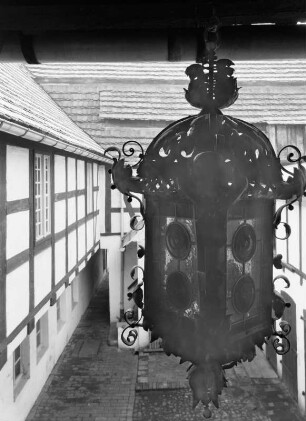 Kunstgeschmiedete Lampe, Weißgerbermuseum Kirchhain : Kunstgeschmiedete Lampe aus Doberlug im Hof des Weißgerbermuseums Kirchhain