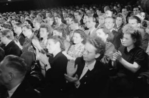 Tag des Lehrens, Auszeichnung der Verdienten Lehrer des Volkes in der Deutschen Staatsoper Berlin : Blick in das Publikum