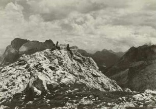 Dolomiten. Blick von der Rotherdspitze auf dem Schlern bei Bozen nach Osten (Von links: Lengkofl — Sella -— Antelao — Marmolata)